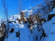 41 Il sentiero corre tra roccioni coperti di neve